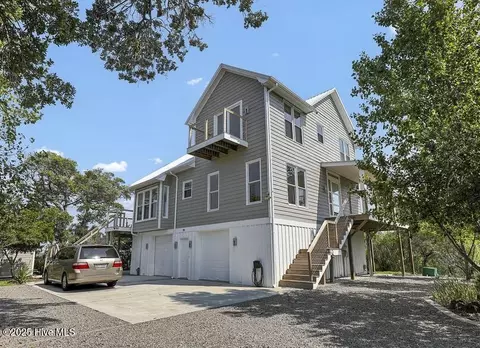 50 S Oak Dr, Surf City, NC 28445