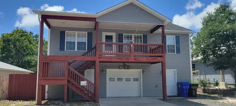 135 NE 11th St, Oak Island, NC 28465