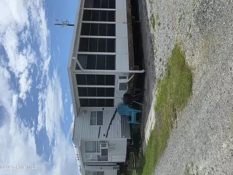 75 Leeward St, North Topsail Beach, NC 28460
