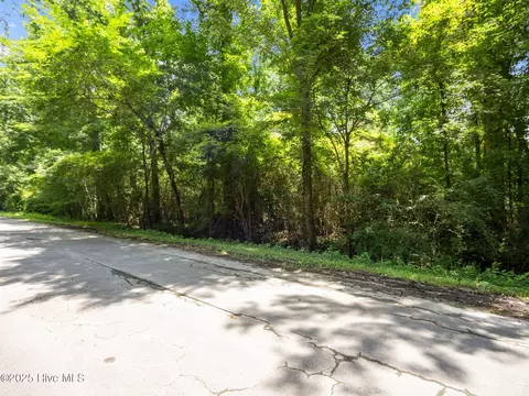 110 Tradewinds Rd, Newport, NC 28570