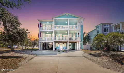 102 SE 68th St, Oak Island, NC 28465