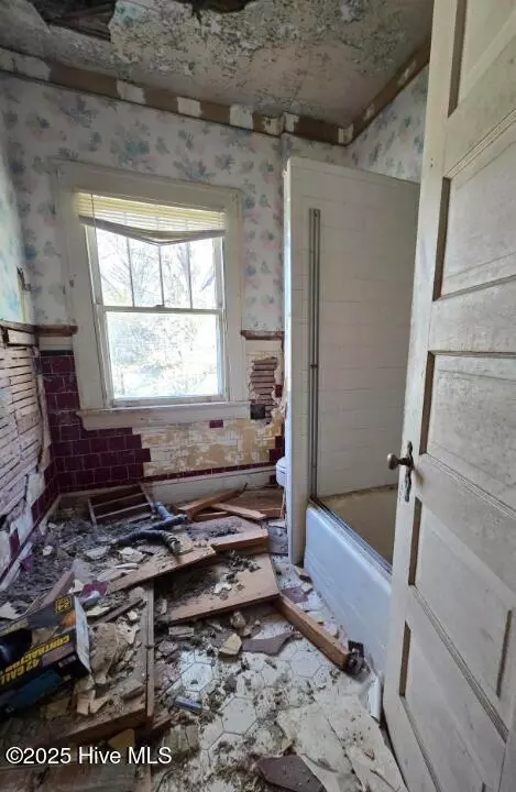 Bath - 209 Daniel St W, Wilson, NC 27893 photo 1 of 1