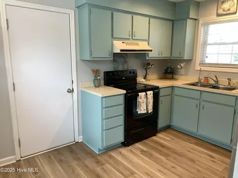 Kitchen - 101 Avon Dr, Hubert, NC 28539 photo 2 of 3