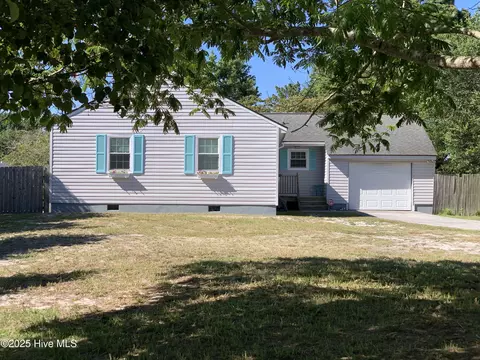 101 Avon Dr, Hubert, NC 28539
