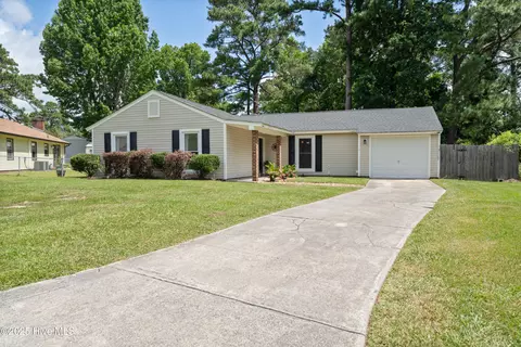 103 Woodside Ct, Jacksonville, NC 28546