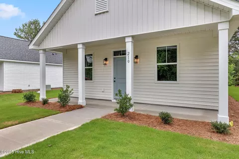 206 S Johnson St, Burgaw, NC 28425