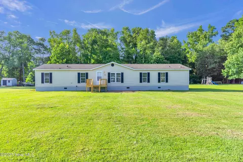 462 Meadow Ln, Burgaw, NC 28425