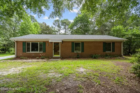 402 S Campbell St, Burgaw, NC 28425