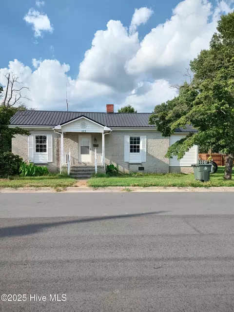 103 E James St, La Grange, NC 28551