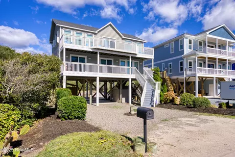 20 Porpoise Pl, North Topsail Beach, NC 28460