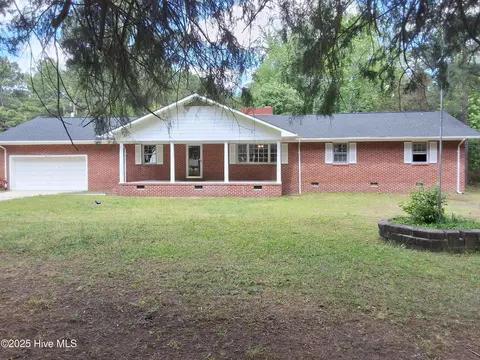 813 Village St, Bladenboro, NC 28320