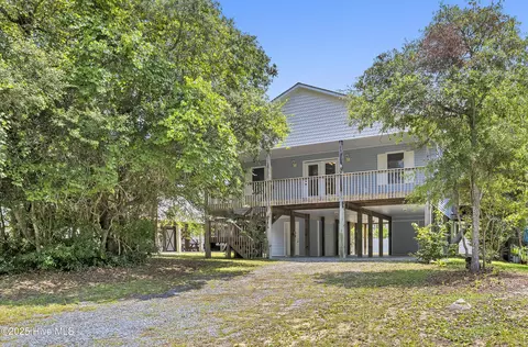 122 NE 33rd St, Oak Island, NC 28465
