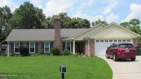 105 Coachman Ct, Jacksonville, NC 28546