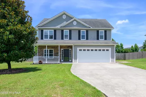 106 Woods Run Cir, Richlands, NC 28574
