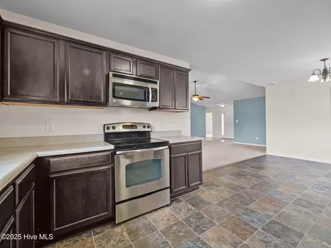 Kitchen - 308 Springcreek Ct, Hubert, NC 28539 photo 5 of 6