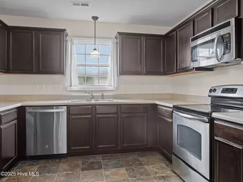 Kitchen - 308 Springcreek Ct, Hubert, NC 28539 photo 4 of 6