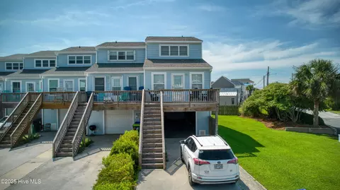 1 Bermuda Landing Pl, North Topsail Beach, NC 28460