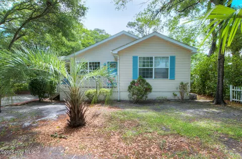 813 Elizabeth Dr, Oak Island, NC 28465