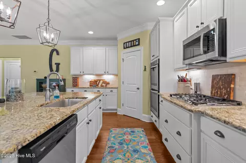 Kitchen - 159 Aster Pl, Hampstead, NC 28443 photo 4 of 5