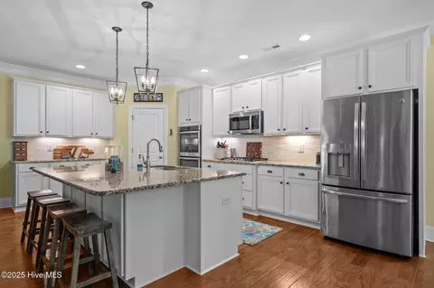 Kitchen - 159 Aster Pl, Hampstead, NC 28443 photo 2 of 5