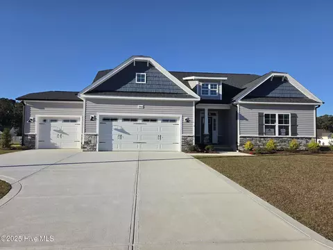 2900 Tucker Hill Dr, Grimesland, NC 27837