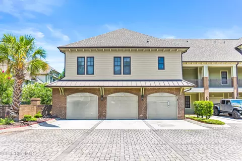 648 Village Park Dr #201, Wilmington, NC 28405