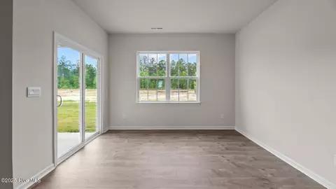 Living - 2027 Minnette Cir, New Bern, NC 28562 photo 2 of 4