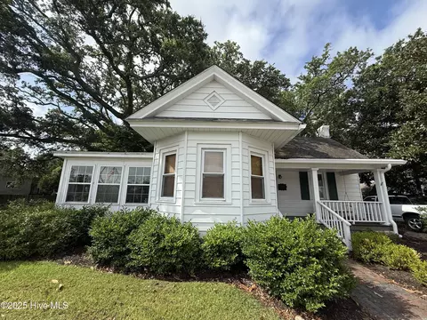 2809 Arendell St, Morehead City, NC 28557