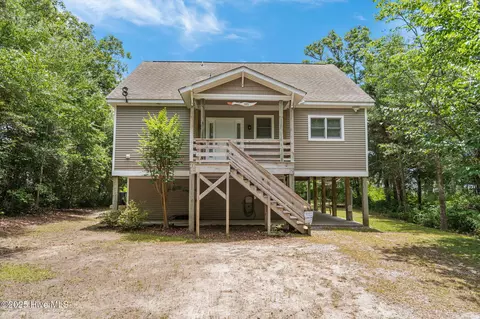 107 SW 26th St, Oak Island, NC 28465