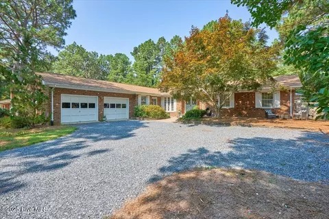 135 Pine Ridge Dr, Whispering Pines, NC 28327