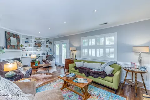 Living - 100 Quarterdeck Townes Townes, New Bern, NC 28562 photo 1 of 2