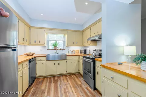 Kitchen - 100 Quarterdeck Townes Townes, New Bern, NC 28562 photo 1 of 1
