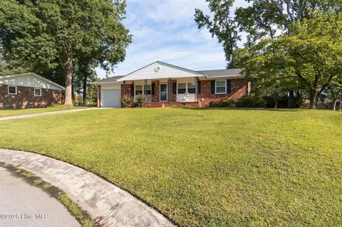 102 Estate Dr, Jacksonville, NC 28540