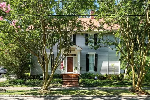 111 W Queen St, Edenton, NC 27932
