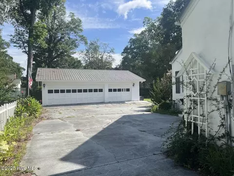 Exterior - 313 E 1st Ave, Chadbourn, NC 28431 photo 4 of 9