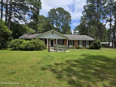1704 Lake Dr, Laurinburg, NC 28352