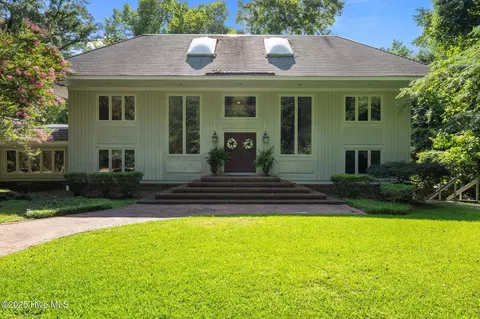 413 Haywood Creek Dr, Trent Woods, NC 28562