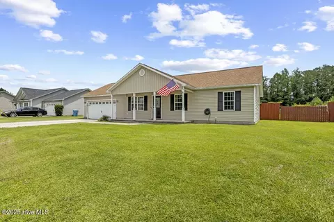 110 Woodbury Farm Dr, Jacksonville, NC 28540
