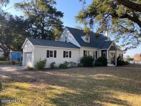 222 E Moore St, Southport, NC 28461