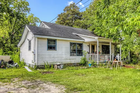 2104 S Lakeview Dr, Newport, NC 28570
