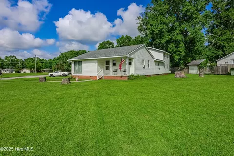 620 S Raleigh St, Wallace, NC 28466
