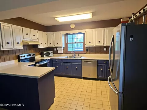 Kitchen - 3117 Coras Grove Rd, Watha, NC 28478 photo 1 of 2