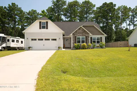 266 Breakwater Dr, Sneads Ferry, NC 28460