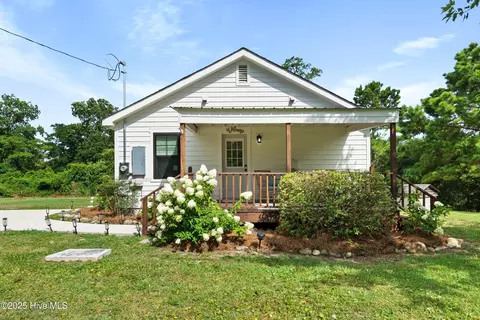 318 Bond Ln, Sneads Ferry, NC 28460