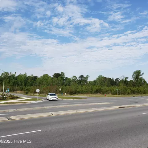 140 Hemlock Dr, Jacksonville, NC 28546