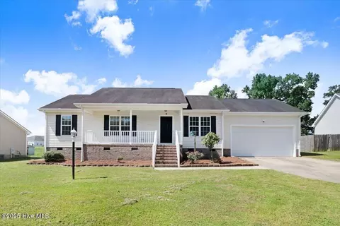 207 Starcrest Dr, Pikeville, NC 27863