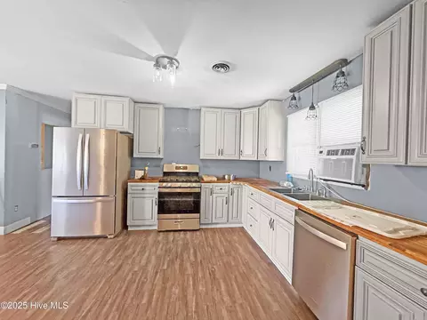 Kitchen - 138 Moore Ln, Marshallberg, NC 28553 photo 1 of 3