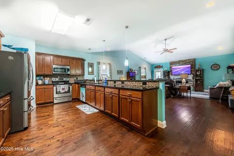 Kitchen - 108 Ridgepath Ln, Hubert, NC 28539 photo 6 of 6