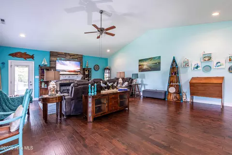 Living - 108 Ridgepath Ln, Hubert, NC 28539 photo 2 of 4