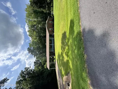 1380 Oakview Dr, Williamston, NC 27892